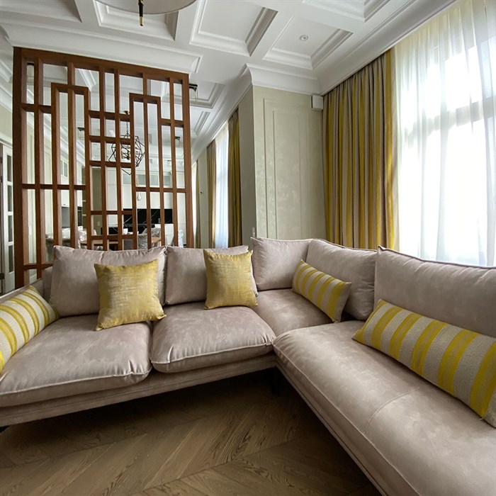 Декоративные подушки и шторы в гостиную желтые полоски фото