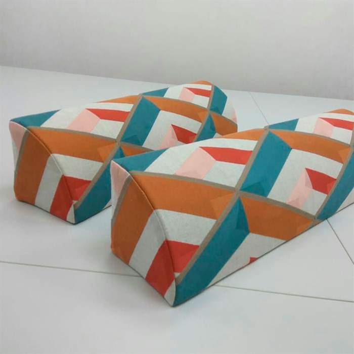 Декоративные подушки с геометрическим рисунком фото 1